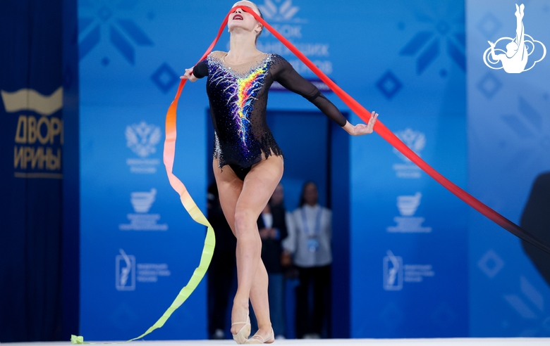 Милена Щенятская во время упражнения с лентой