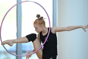 Ольга Черных во время упражнения с обручем