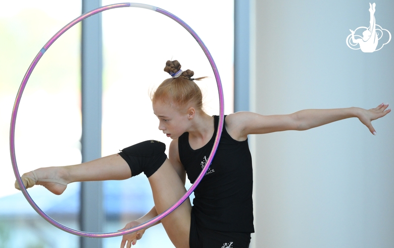 Ольга Черных во время упражнения с обручем