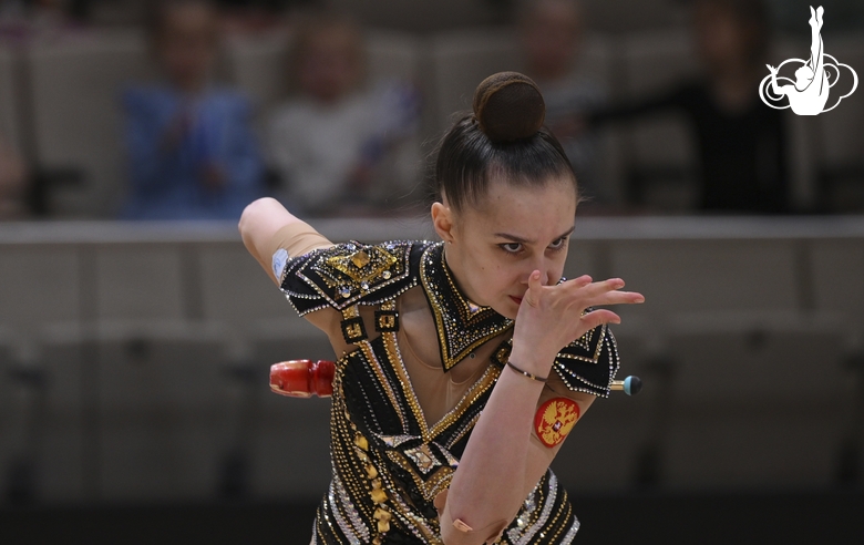 Мария Борисова во время упражнения с булавами