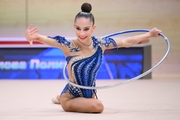 Полина Фролова во время упражнения с обручем