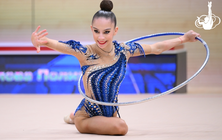 Полина Фролова во время упражнения с обручем