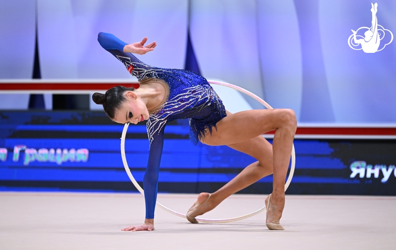 Ульяна Янус во время выполнения упражнения с обручем на всероссийском турнире «Кубок "Небесная грация"»
