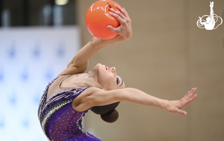 Полина Калужских во время упражнения с мячом