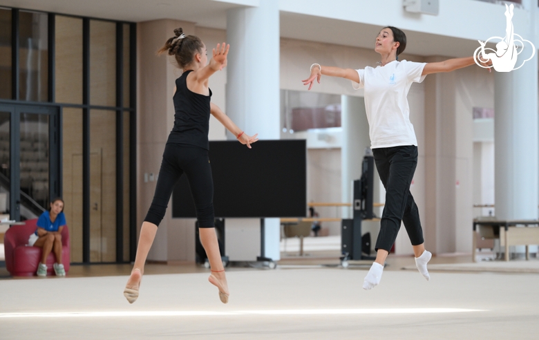 Тренер Елизавета Чернова с гимнастками во время занятия на учебно-тренировочных сборах в Академии