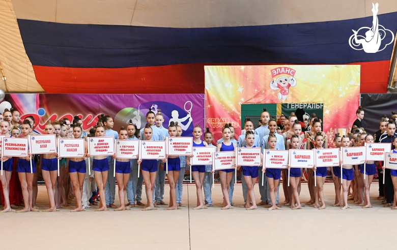 Гимнастки во время церемонии открытия