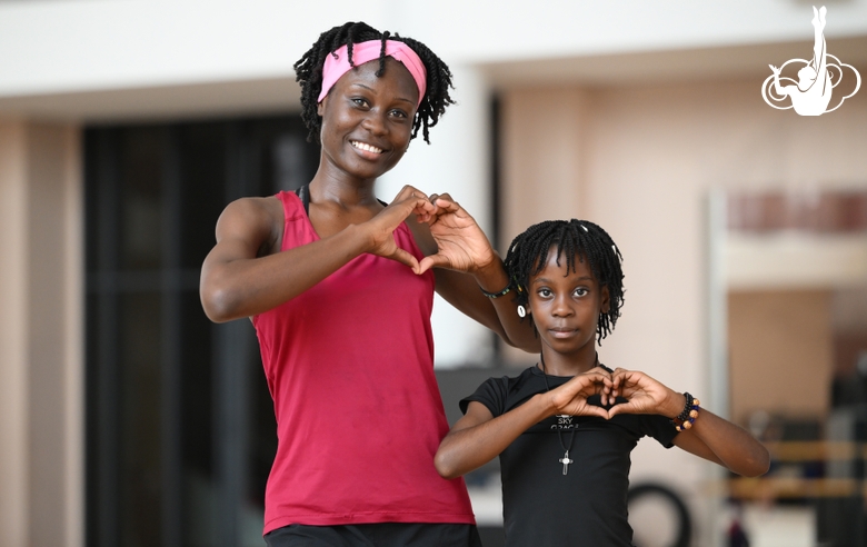 Гимнастки Маланда Майнга Месси Селест и Нкенко-Сита Давина Шансельви во время занятия на сборах в Академии