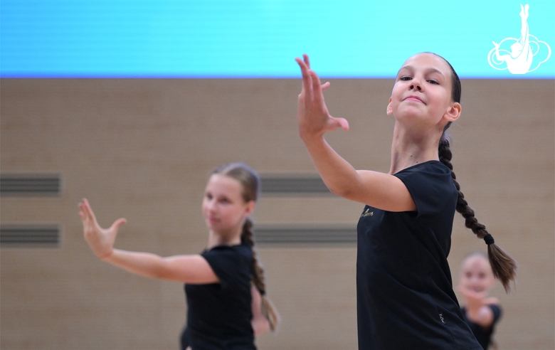 Участницы сборов во время выступления на отчетном концерте