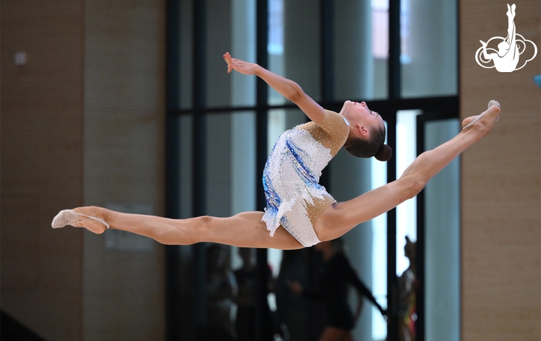 Яна Сакович во время выступления на отчетном концерте