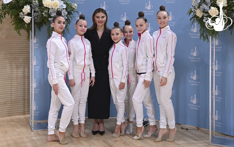 Олимпийская чемпионка Алина Кабаева и участницы турнира для партнеров Международной Ассоциации клубов «Небесная грация»