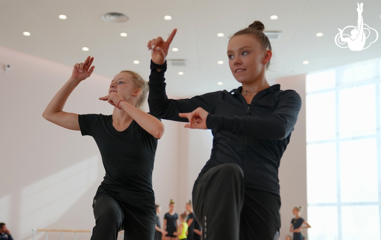 Глафира Моржухина и Алиса Медведева во время мастер-класса Театра танца Аллы Духовой TODES