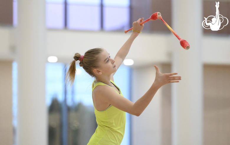 Александра Борисова во время упражнения с булавами