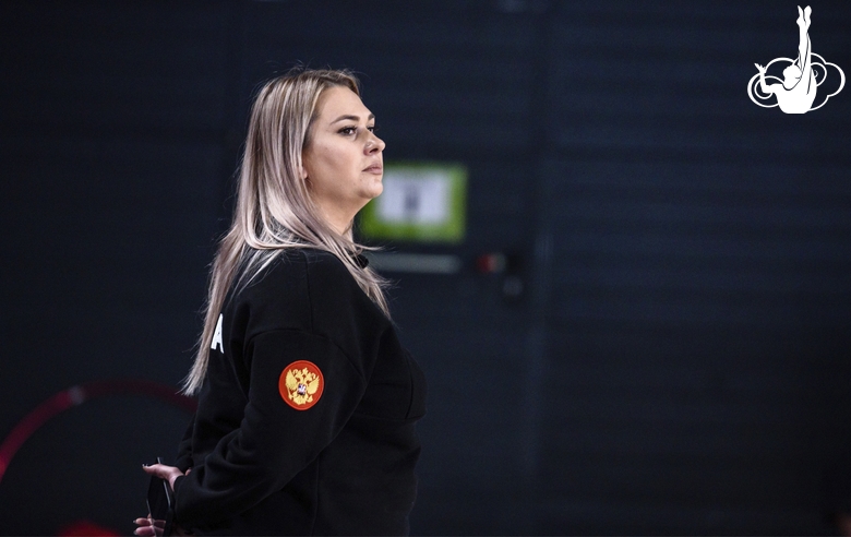 Тренер Евгения Елисеева смотрит выступление Ксении Савиновой