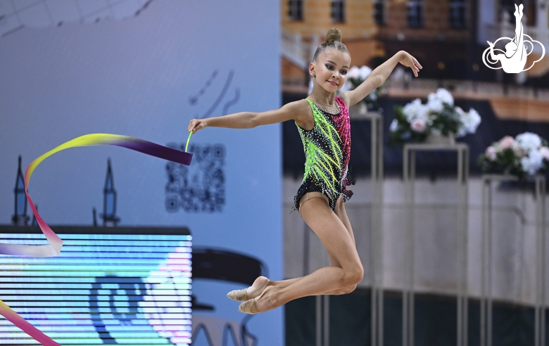 Элина Барсукова во время упражнения с лентой