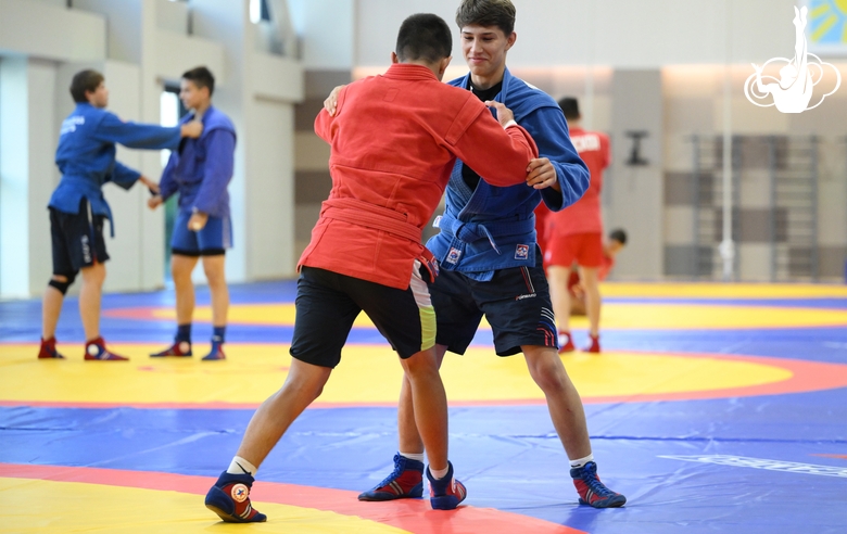 Участники сборов во время тренировки в Академии единоборств