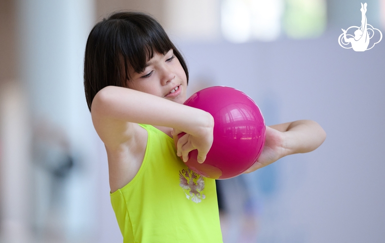 Юная гимнастка во время тренировки на сборах