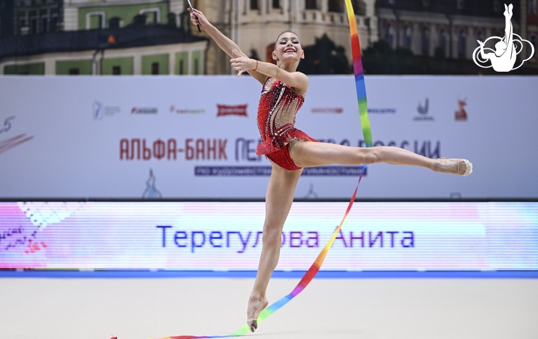 Анита Терегулова во время упражнения с лентой