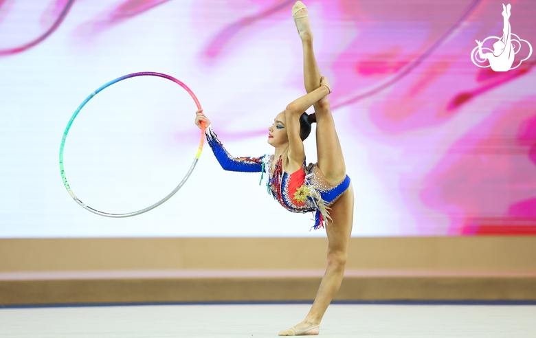 Ксения Савинова во время упражнения с обручем