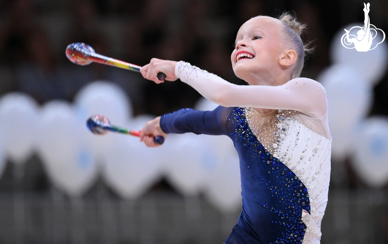 Участница сборов во время выступления на отчетном концерте