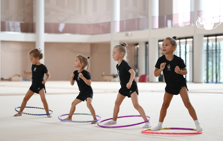 Юные гимнастки во время тренировки