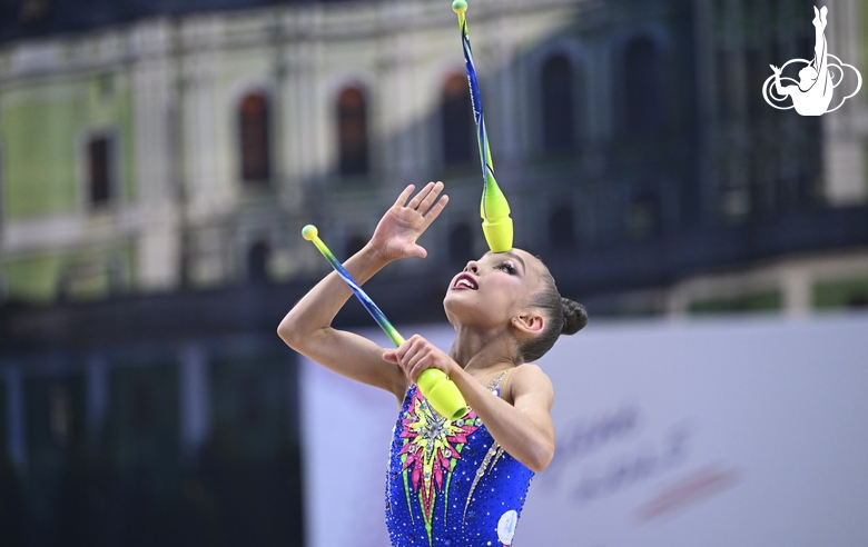 Вероника Малинина во время упражнения с булавами