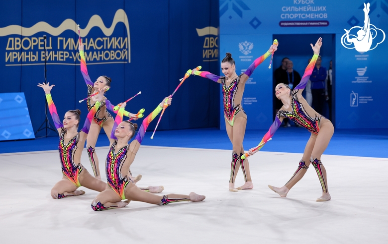 Юниорская сборная Российской Федерации во время упражнения с булавами