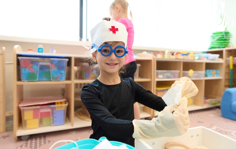 Юная гимнастка в учебном классе Академии