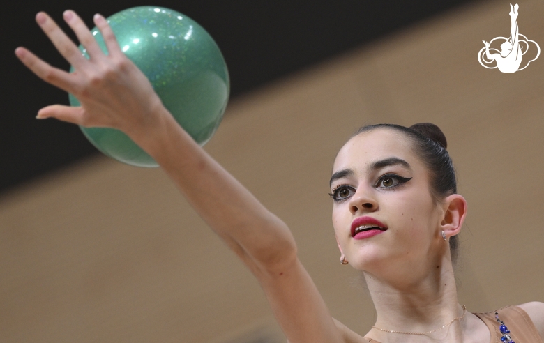 Анна Вакуленко во время упражнения с мячом