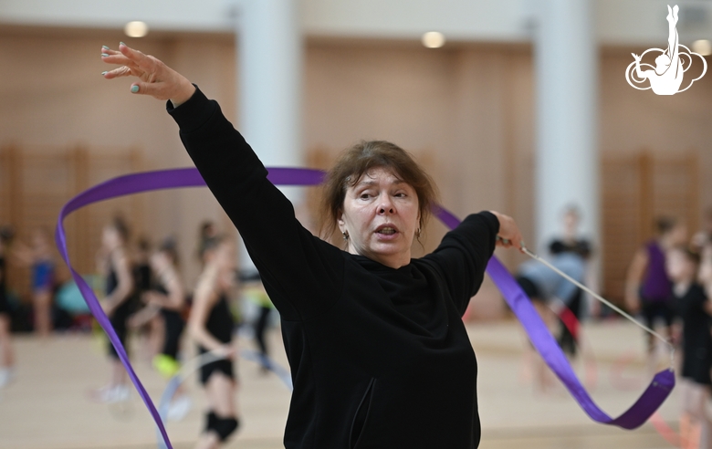 Тренер во время занятия в Академии