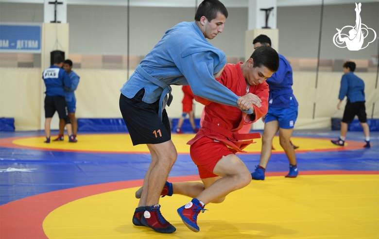 Участники сборов во время тренировки в Академии единоборств