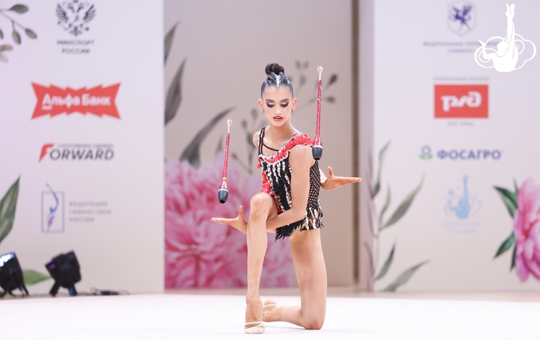 Анна Вакуленко во время упражнения с булавами