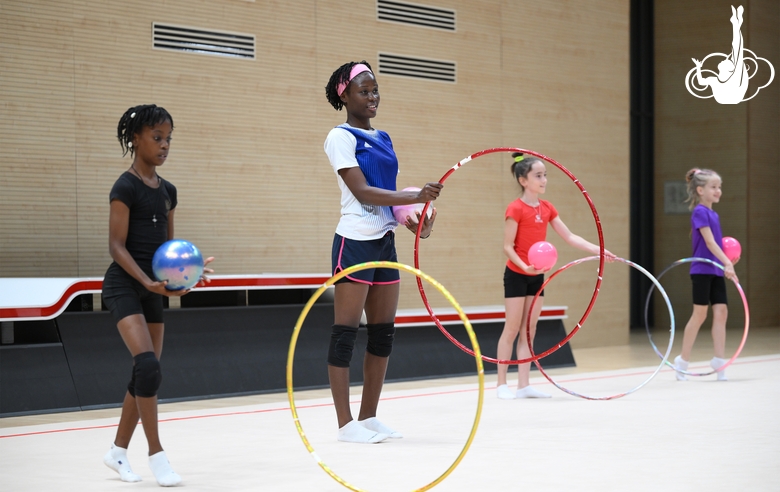 Гимнастки Нкенко-Сита Давина Шансельви и Маланда Майнга Месси Селест во время занятия на сборах в Академии