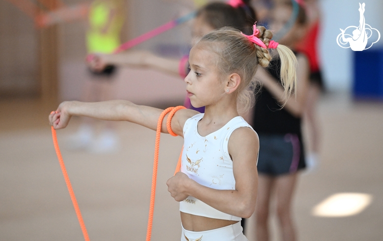 Гимнастка из «Амурского тигра» во время упражнения со скакалкой