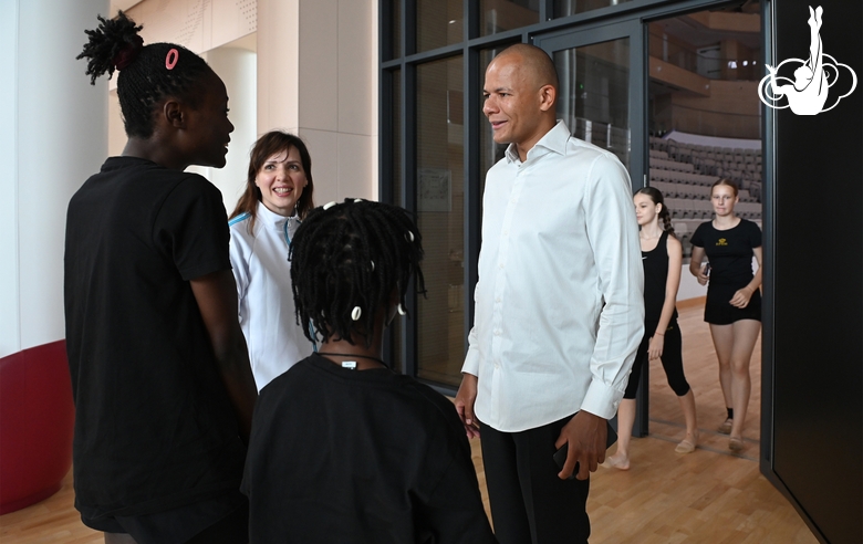 Спортсменки из Конго Маланда Майнгы Месси Селест и Нкенко-Сита Давина Шансельви, тренер Академии Олеся Ковалева и почетный консул Республики Конго в Санкт-Петербурге Жоселин-Патрик Мандзела