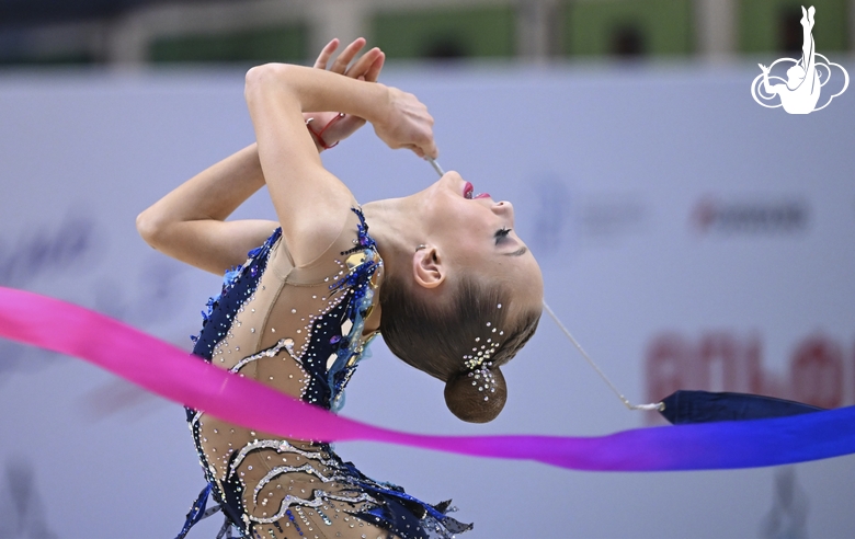 Майя Фурман во время упражнения с лентой