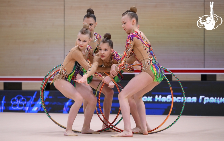 Групповички во время упражнения с обручами