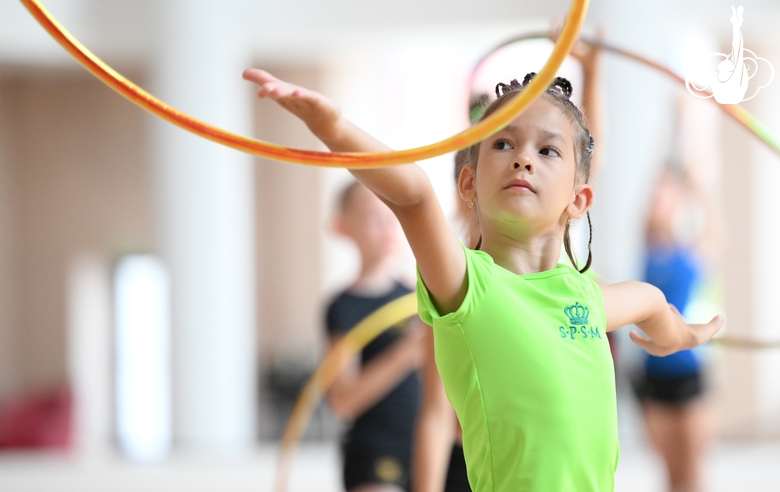 Гимнастка во время занятия на учебно-тренировочных сборах в Академии