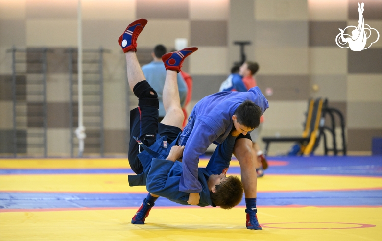 Участники сборов во время тренировки в Академии единоборств