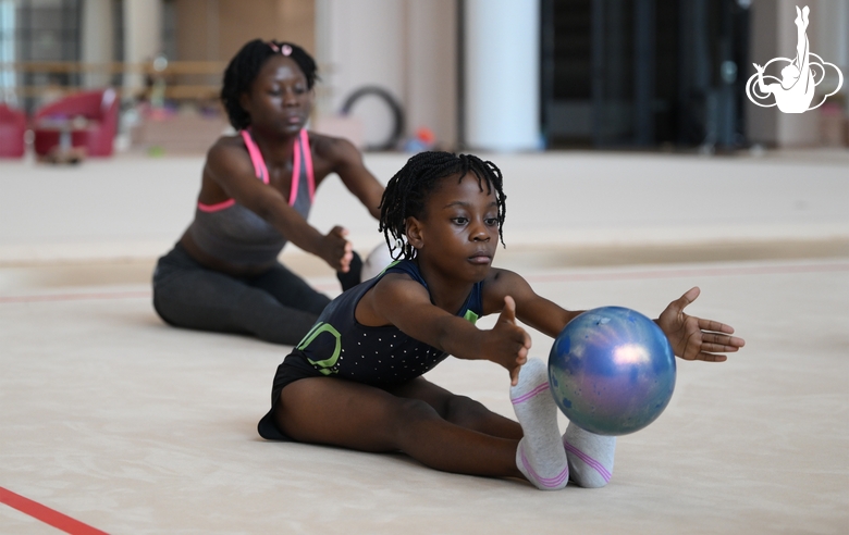 Гимнастки Нкенко-Сита Давина Шансельви и Маланда Майнга Месси Селест во время занятия на сборах в Академии