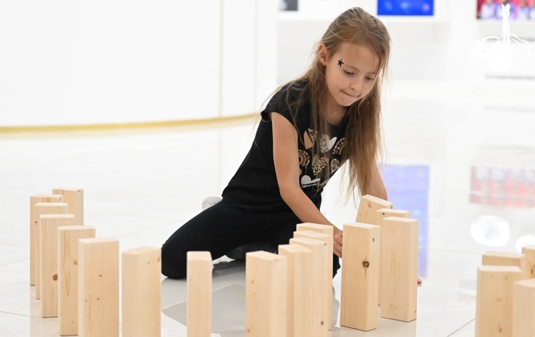 Юная гостья Академии в интерактивной зоне