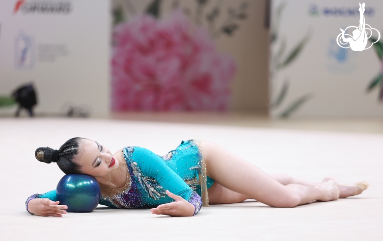 Лан Ле Маи во время упражнения с мячом