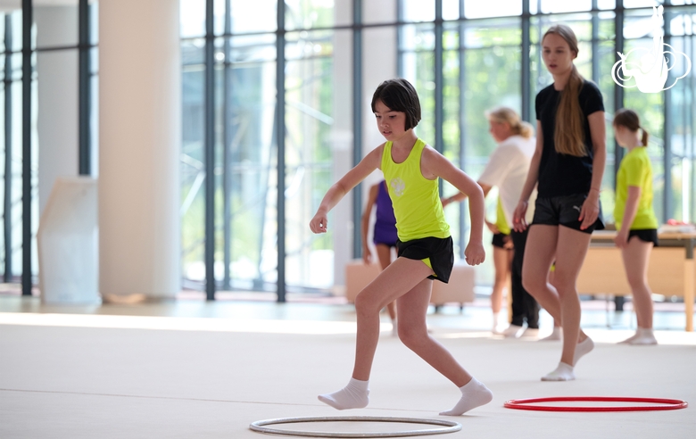 Юная гимнастка во время тренировки на сборах