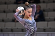 Гимнастка во время выполнения упражнения с мячом на всероссийском турнире «Кубок "Небесная грация"»