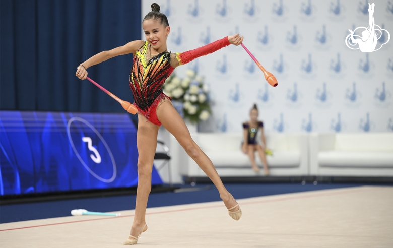 Сабина Саматова во время упражнения с булавами в Академии единоборств