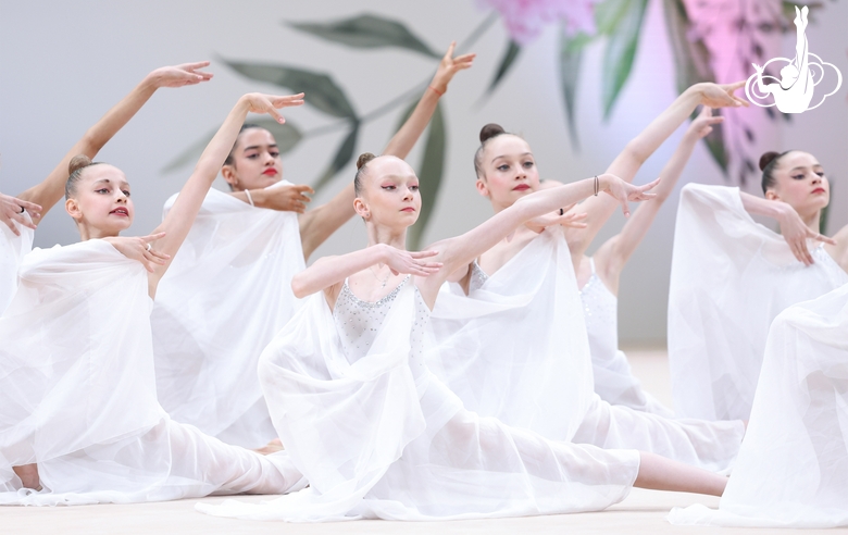 Гимнастки Академии на церемонии открытия второго этапа международного турнира «Кубок сильнейших»