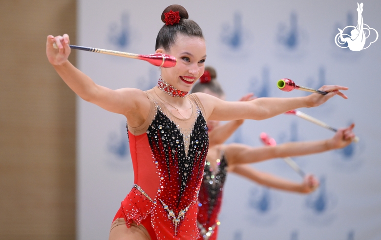 Групповички во время упражнения с булавами