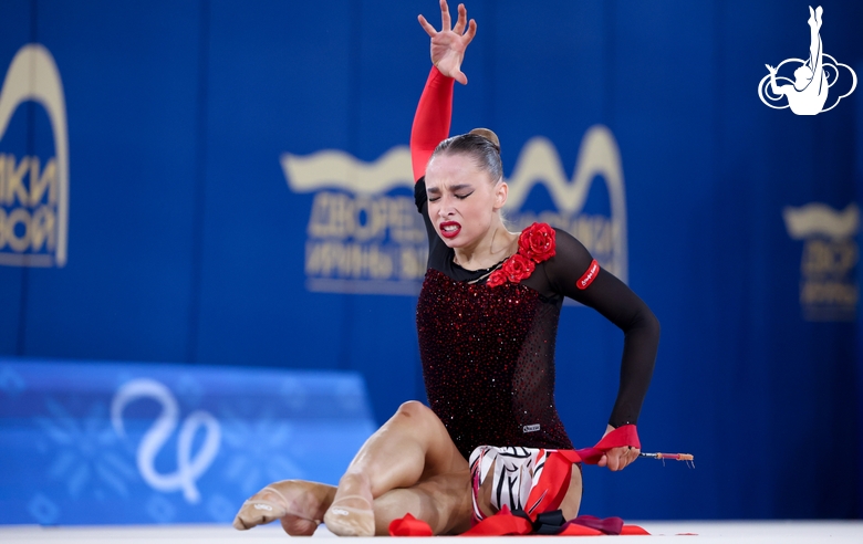 Владислава Шаронова во время упражнения с лентой