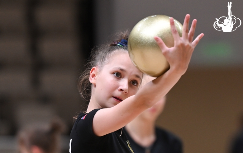 Гимнастка во время занятия по предметной подготовке в Академии