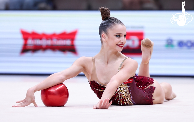 Милена Щенятская во время упражнения с мячом