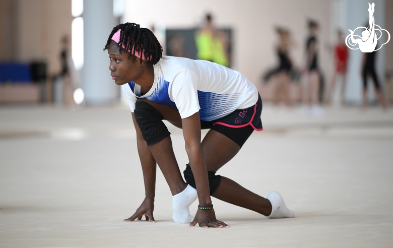 Гимнастка Маланда Майнга Месси Селест во время занятия на сборах в Академии